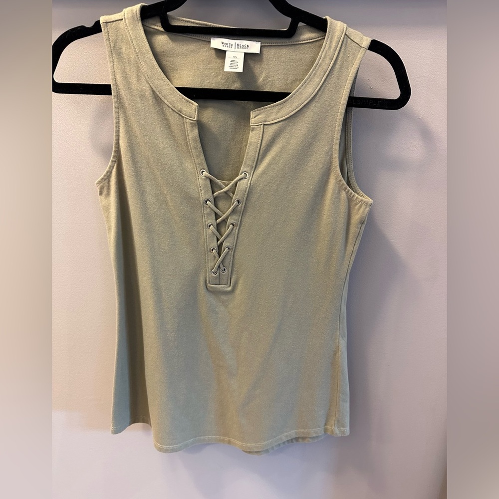 XS White House black market sleeveless shirt